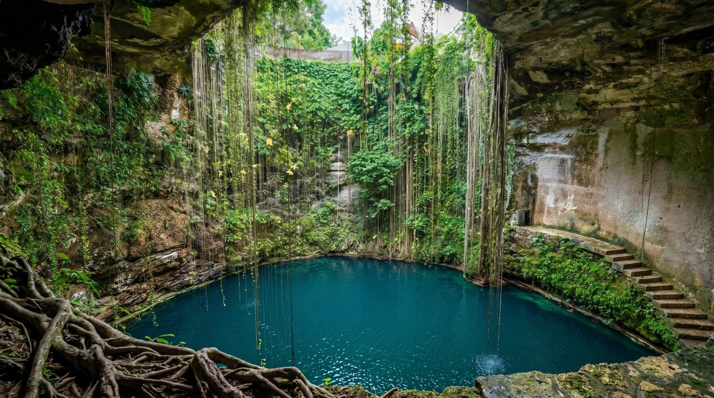 Cenote en la selva maya
