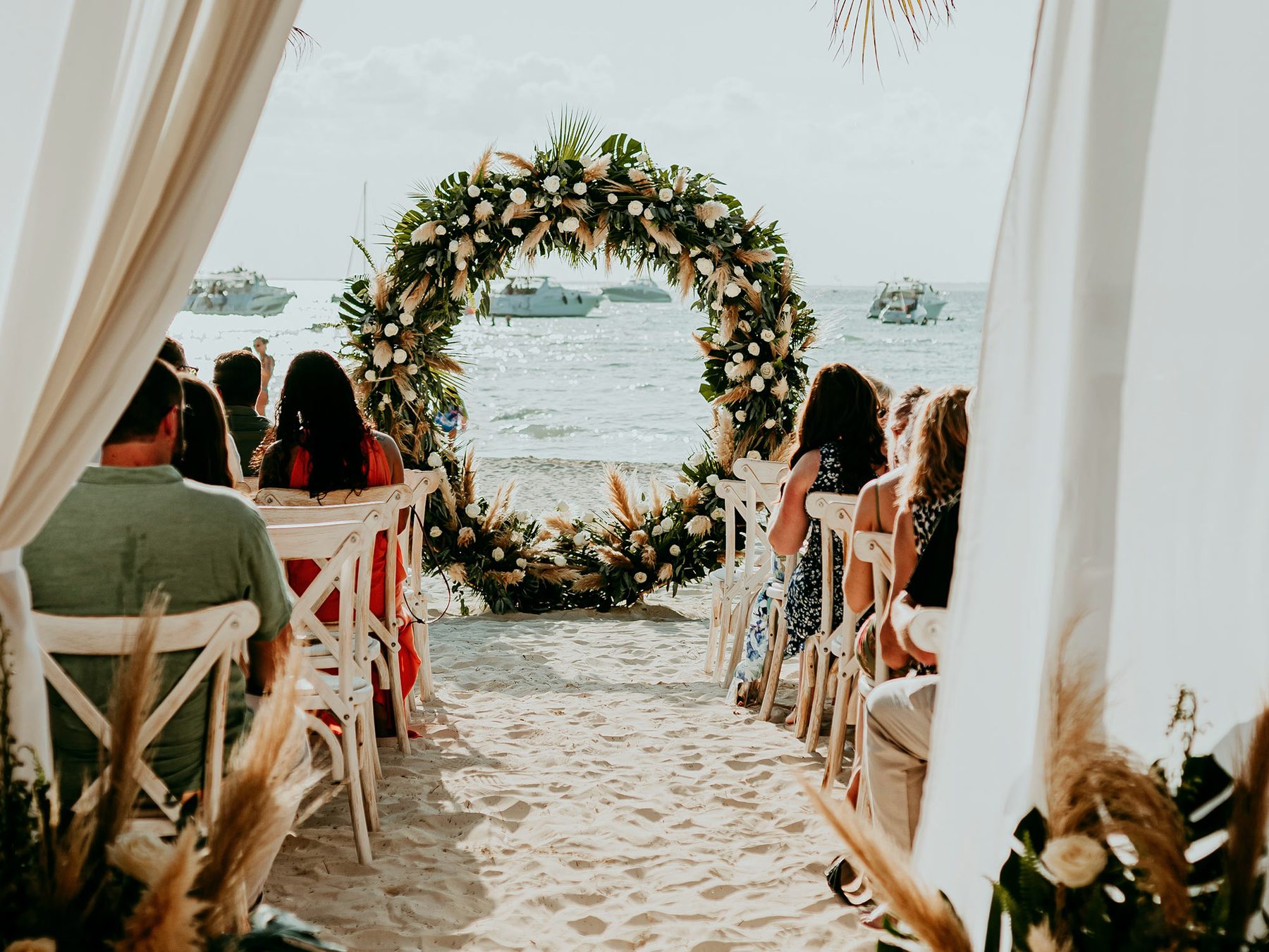 Ceremonia con arco de flores en la playa