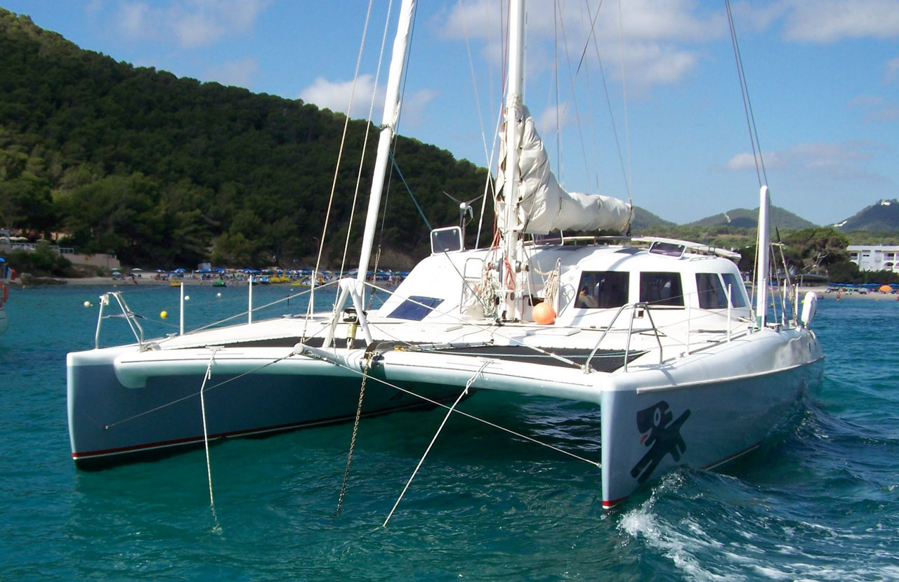 catamaran-on-the-sea